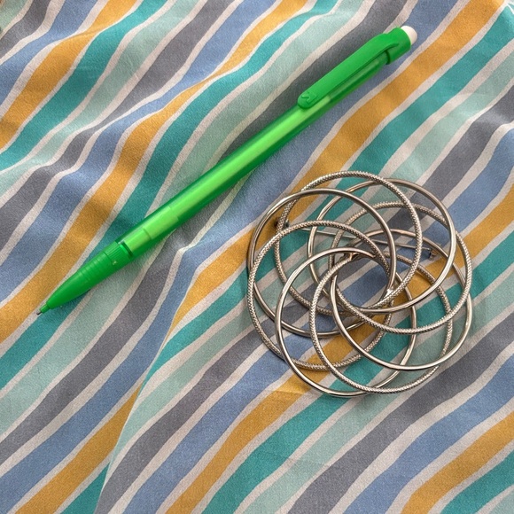 Large Silvertone Wire Coil Brooch - Picture 3 of 6